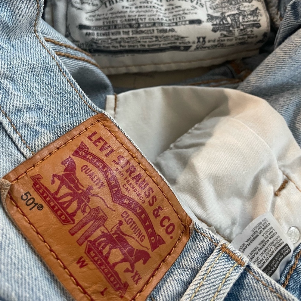 Levi’s 501 Buttonfly Frayed Denim Shorts Leather Patch Distressed - Picture 4 of 8
